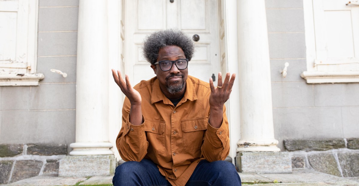 W. Kamau Bell tiết lộ 'công cụ không thể thiếu' thực tế nhất: Sạc pin điện thoại