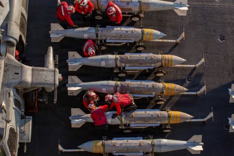 Binh sĩ Hải quân Mỹ trên tàu sân bay USS Abraham Lincoln trong Chiến dịch Epic Fury