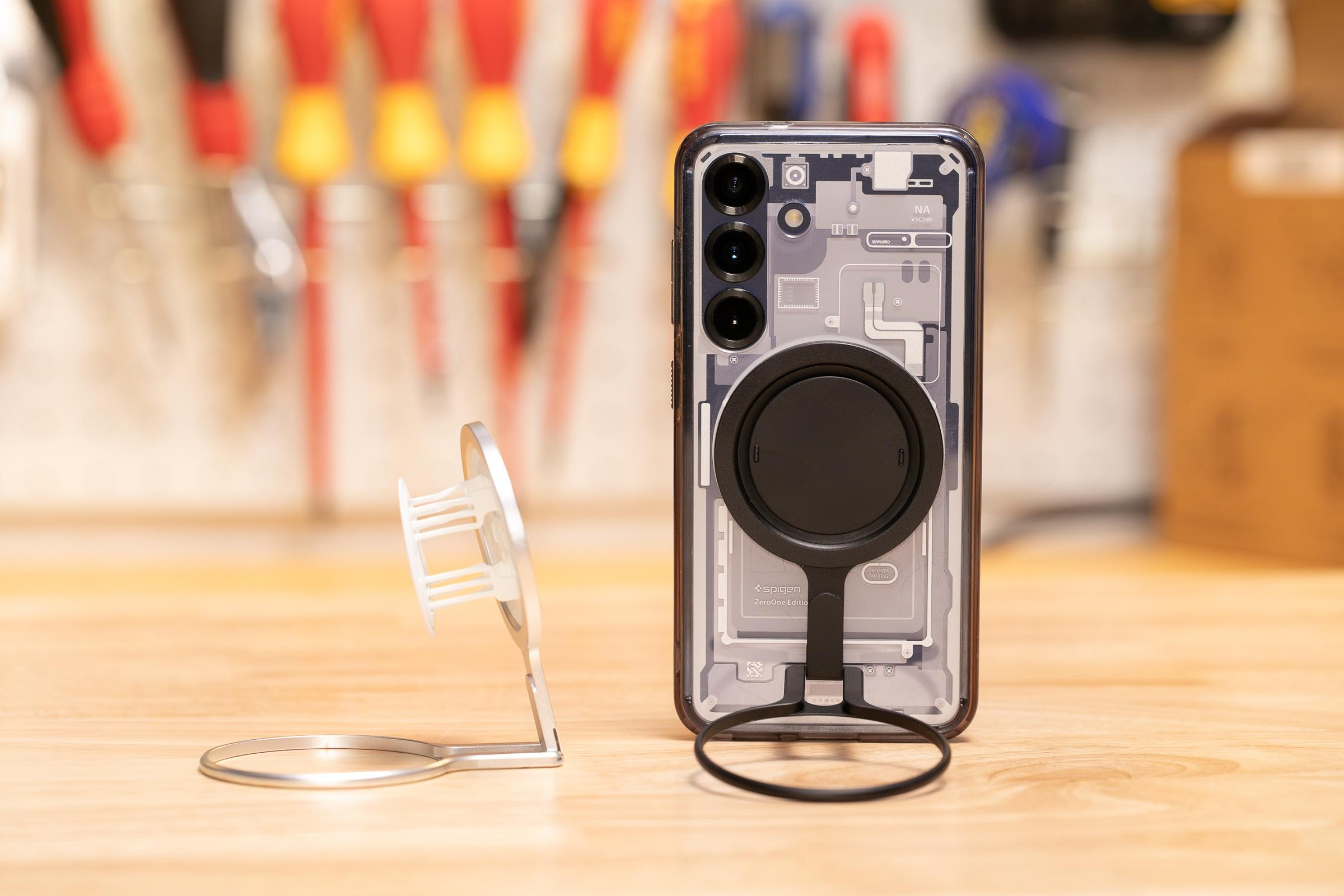OhSnap Snap Grip Stand phiên bản màu đen và bạc