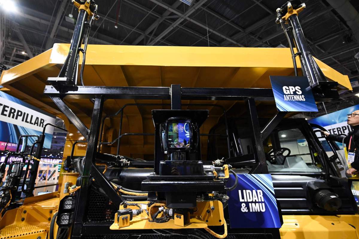 Caterpillar mang kinh nghiệm tự động hóa khai thác mỏ vào cuộc chơi AI