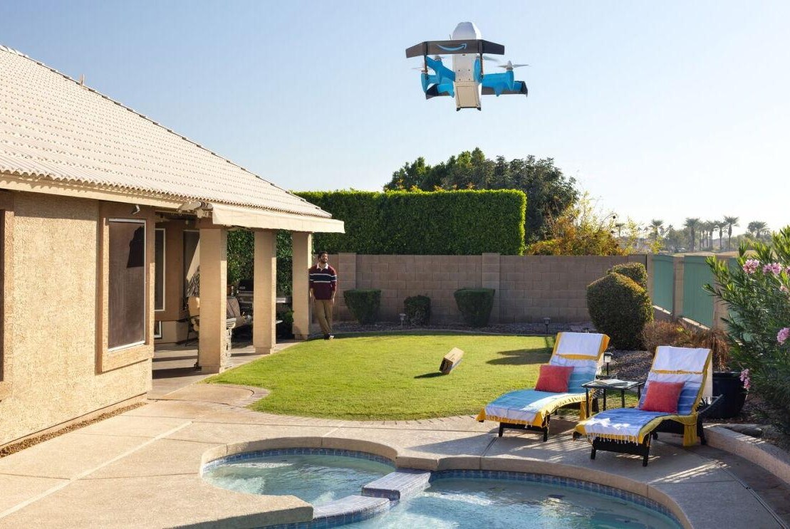 Một chiếc drone Amazon Prime Air thả kiện hàng xuống hồ bơi