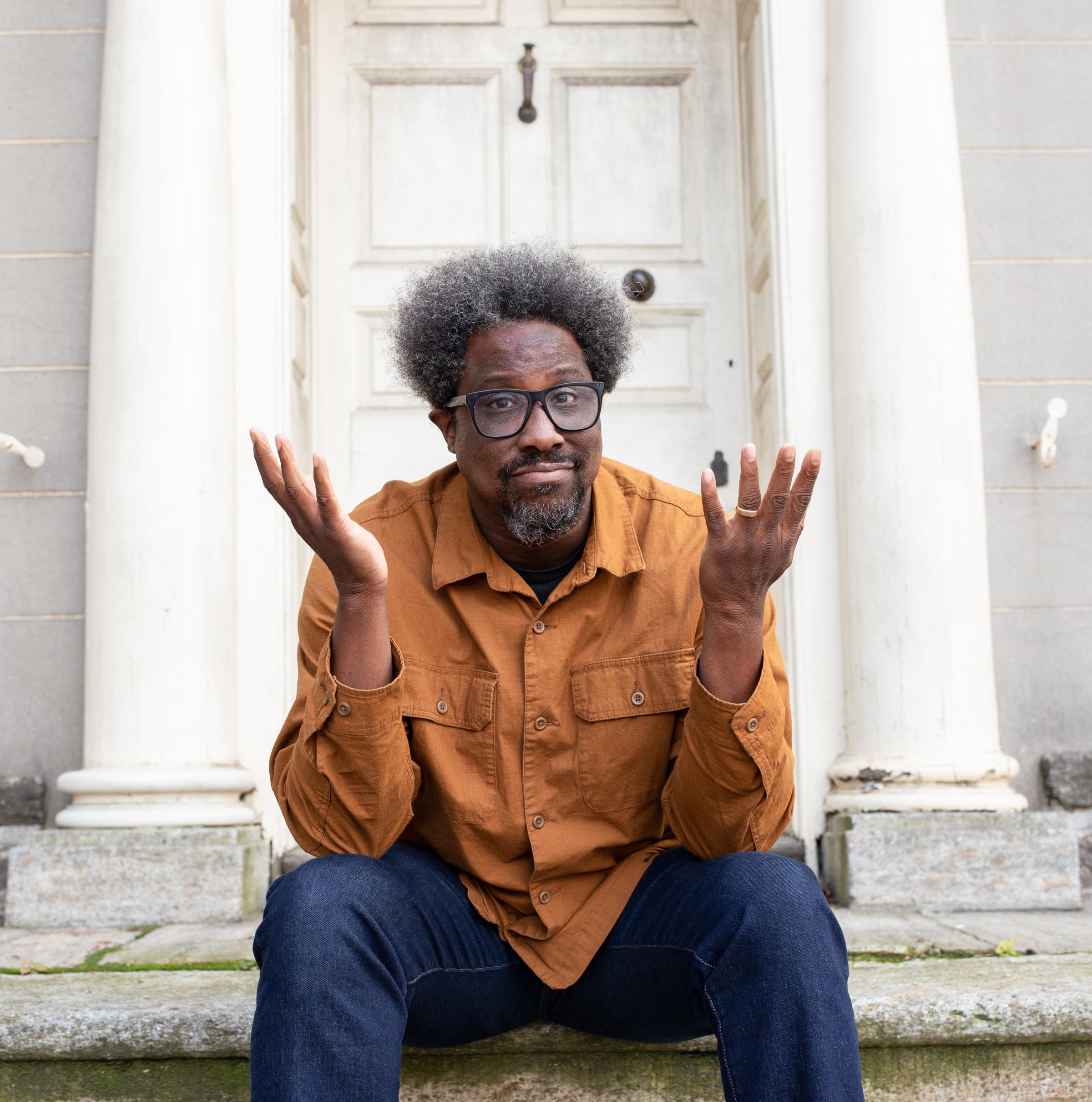 Hình ảnh W. Kamau Bell trong buổi phỏng vấn