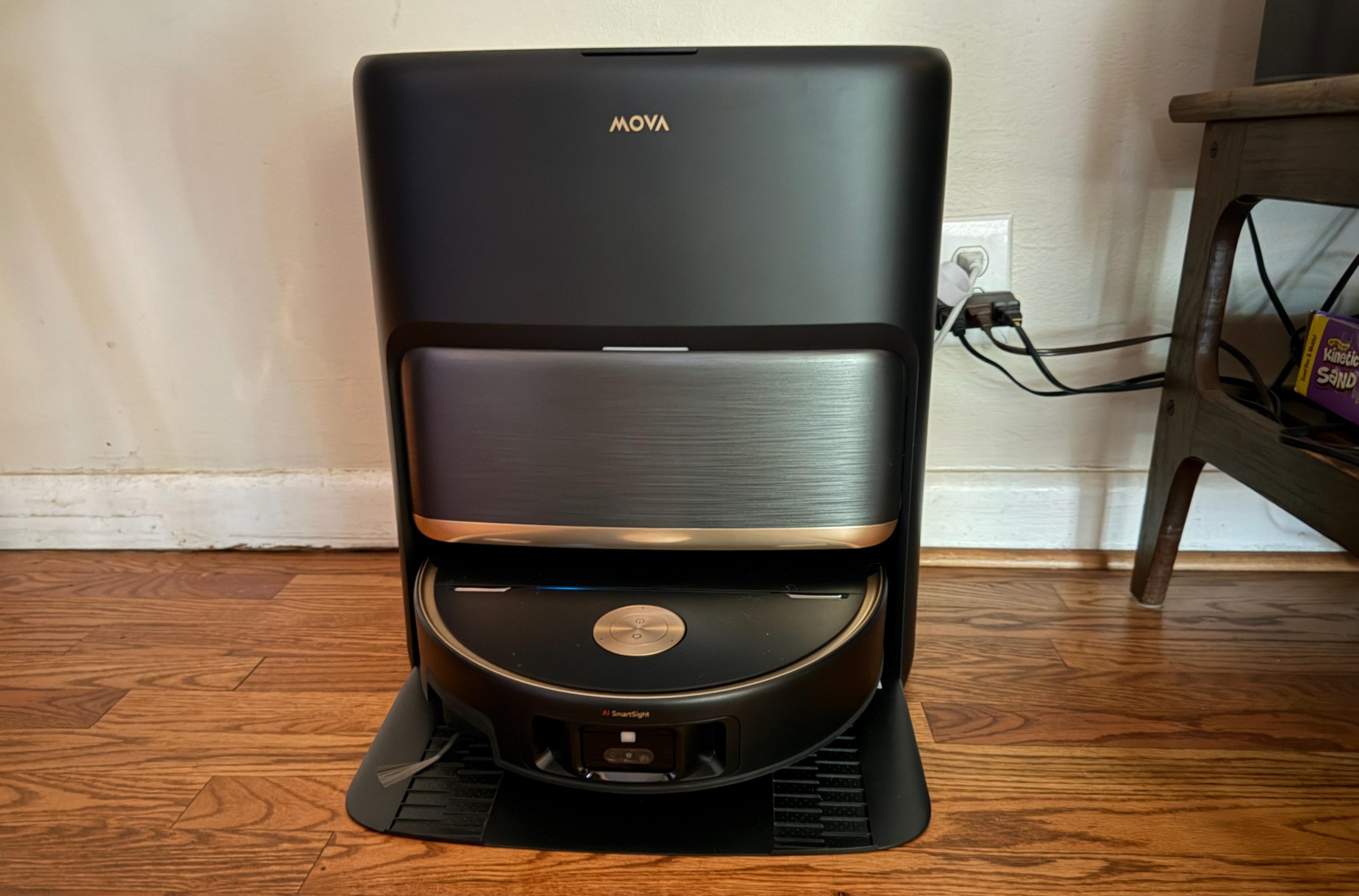 Tổng thể Mova V70 Ultra với trạm sạc đa chức năng