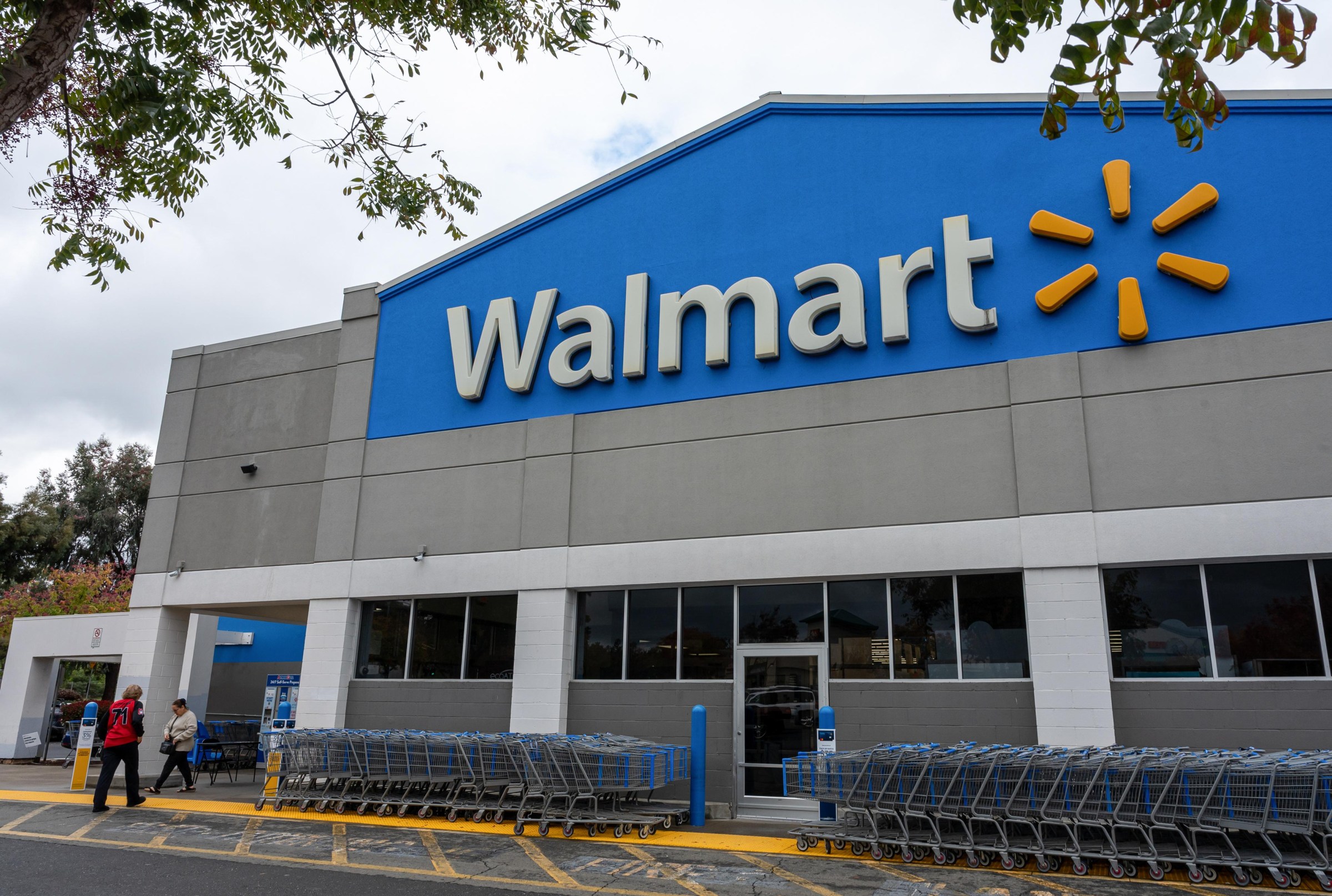 Hình ảnh minh họa việc thanh toán bằng điện thoại tại cửa hàng Walmart