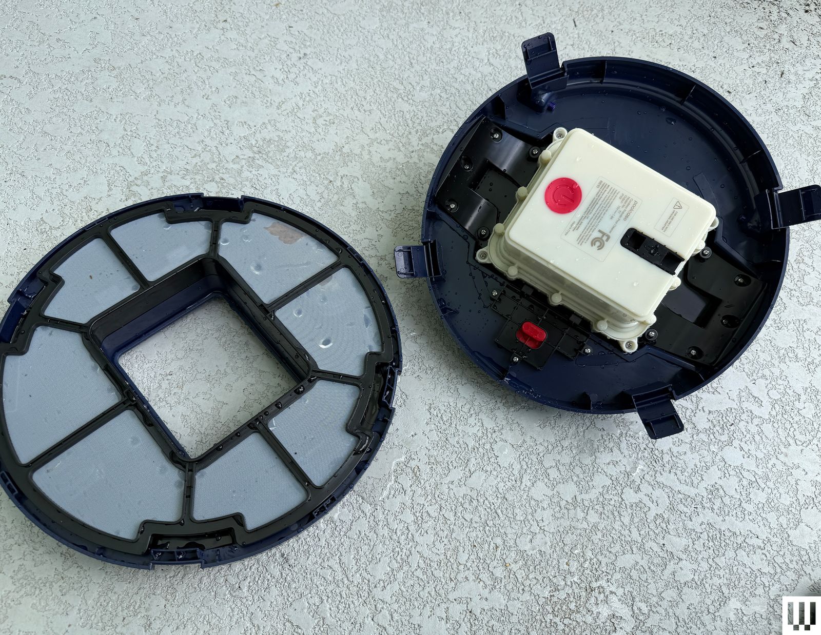 Hình ảnh chi tiết bên trong robot Poolease X1 với bộ lọc và cấu trúc thân máy