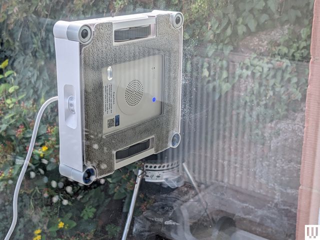 Winbot W2S Omni đang lau kính với kết quả không hoàn hảo
