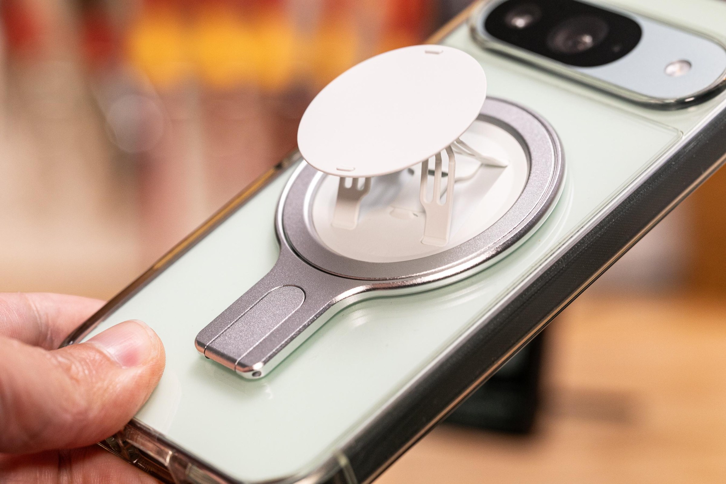 Snap Grip Stand mỏng hơn cụm camera trên nhiều mẫu điện thoại
