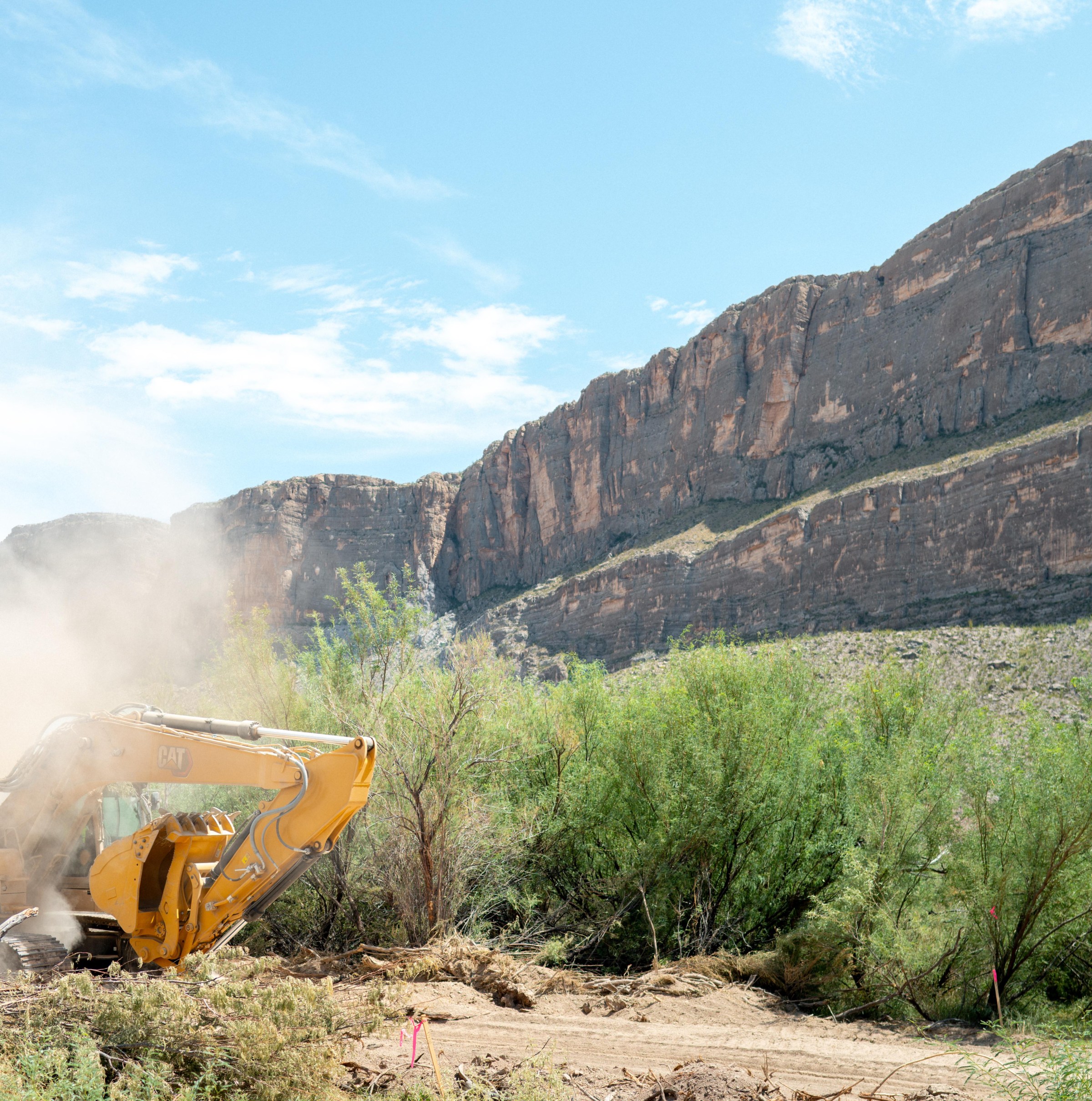 Một xe ủi đất đang thi công đoạn tường biên giới gần hẻm núi Santa Elena, Big Bend National Park, Texas.
