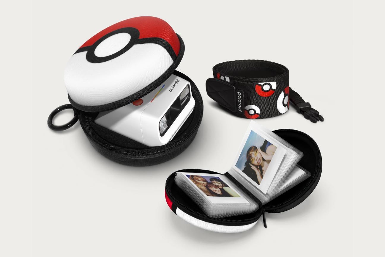 Phụ kiện ống kính và album ảnh chủ đề Poké Ball dành riêng cho dòng máy ảnh Polaroid