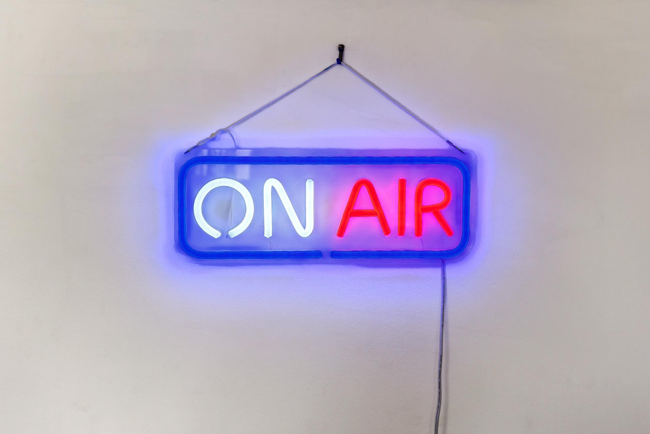 Bảng hiệu neon với chữ On Air trong phòng khách