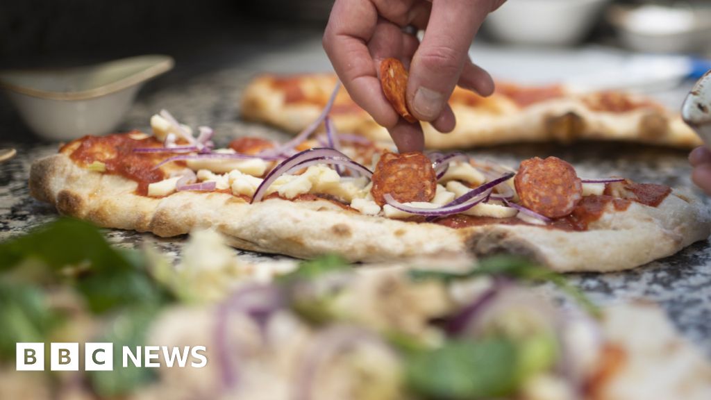 Robot làm pizza thất bại: Vì sao tự động hóa không 'nhào bột' thành công?