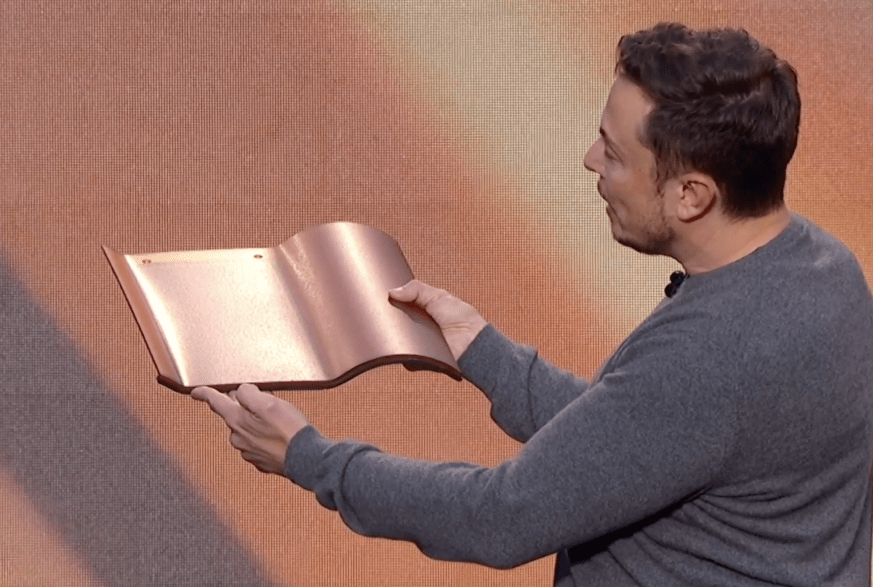 Hình ảnh Elon Musk giới thiệu kế hoạch Solar Roof vào năm 2016