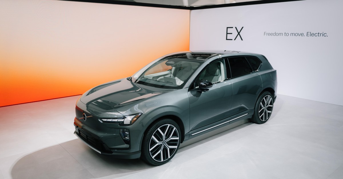 Volvo nâng cấp tính năng cảnh báo nguy hiểm: Xe 'nói chuyện' với nhau để bảo vệ người đi đường