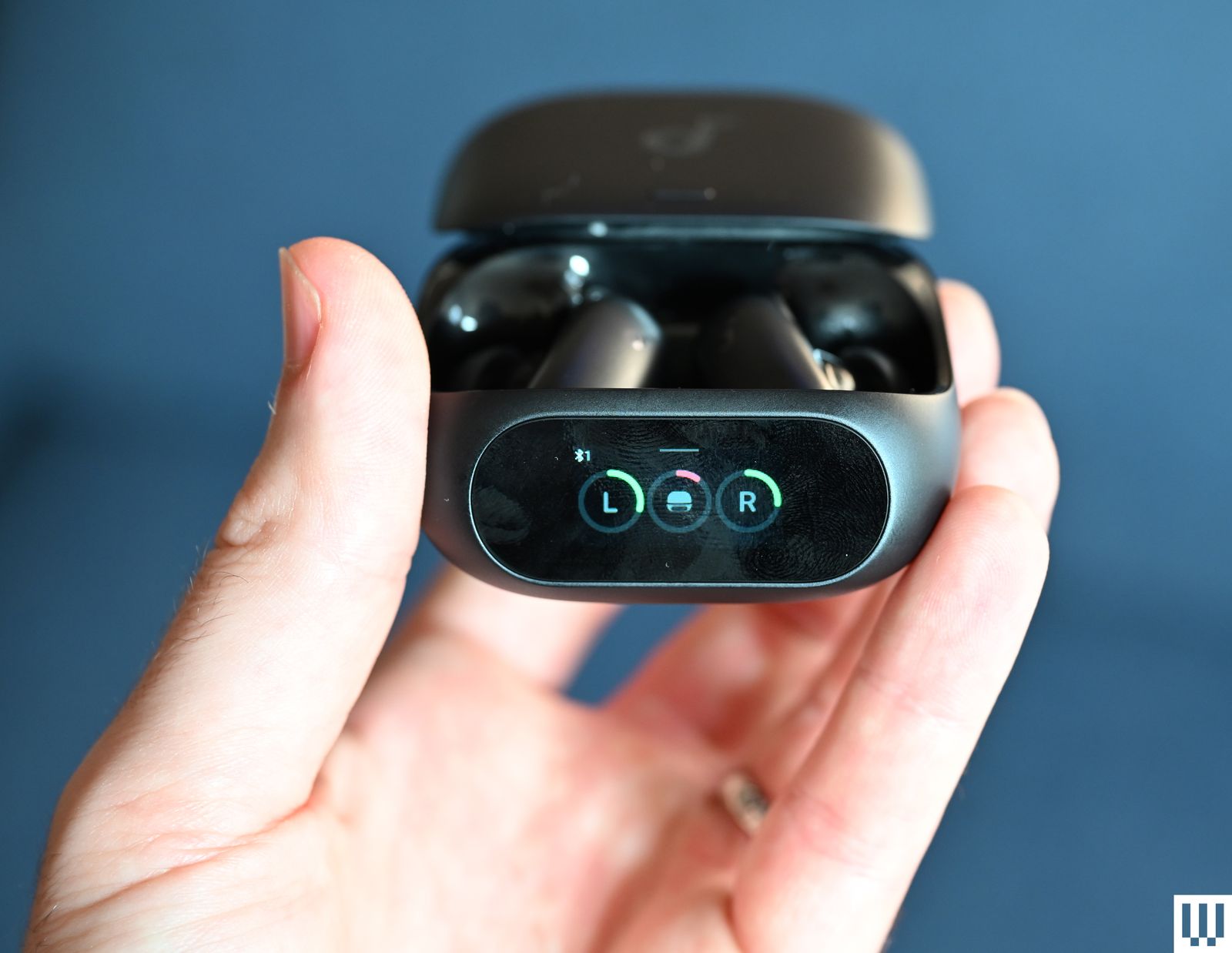 Soundcore Liberty 5 Pro với hộp sạc màn hình cảm ứng