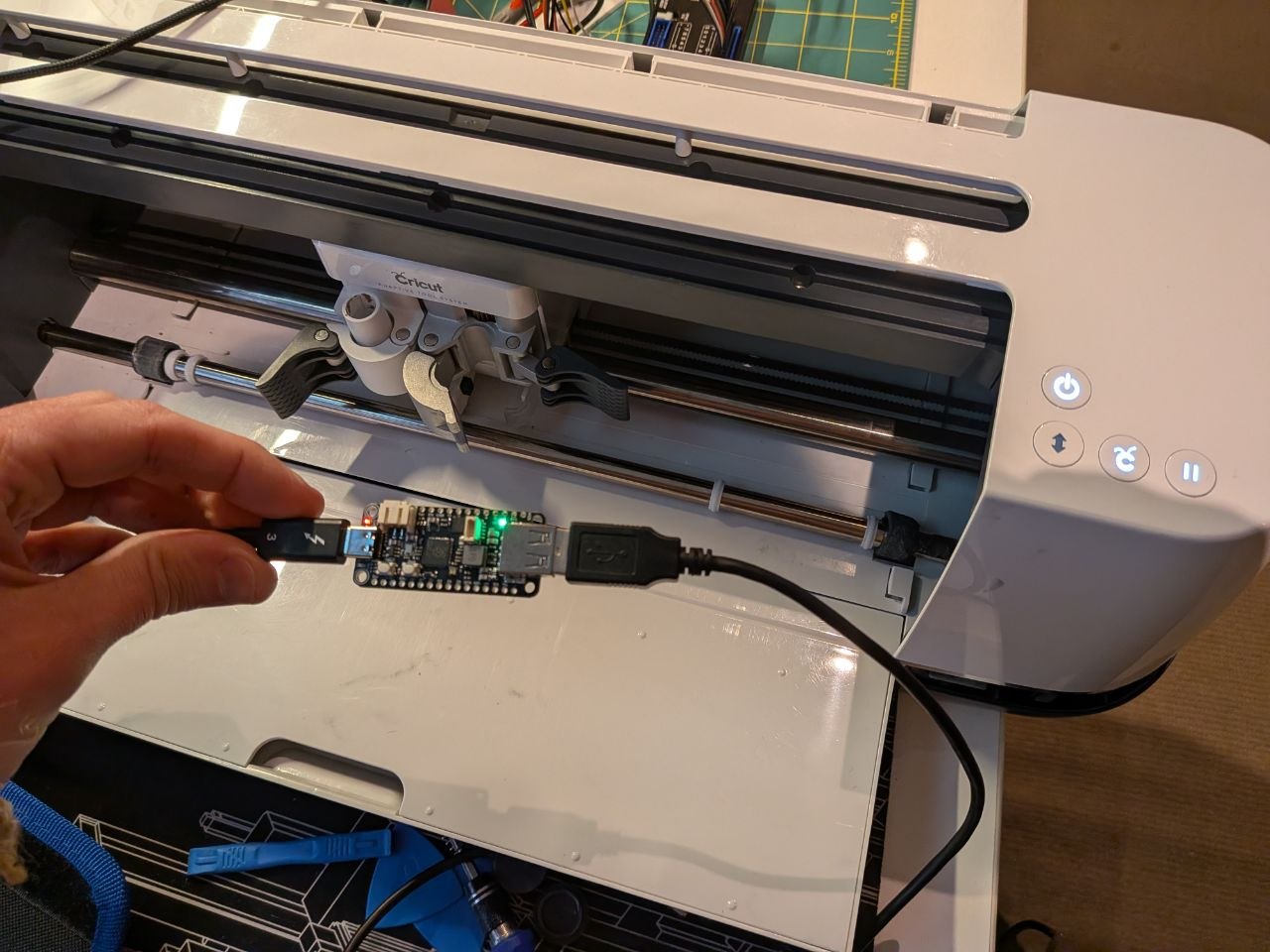 Hack máy cắt Cricut Maker bị khóa từ bãi rác điện tử: Hồi sinh hoàn toàn nhờ kỹ thuật đảo ngược
