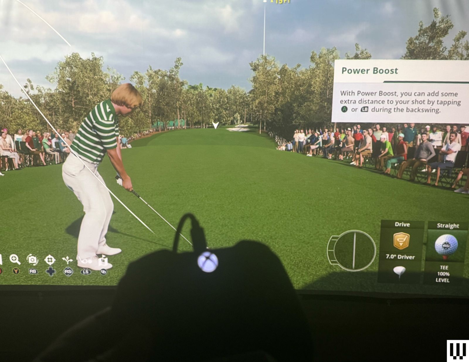 Hình ảnh golf được chiếu với kích thước lớn nhờ Optoma GT2400HDR