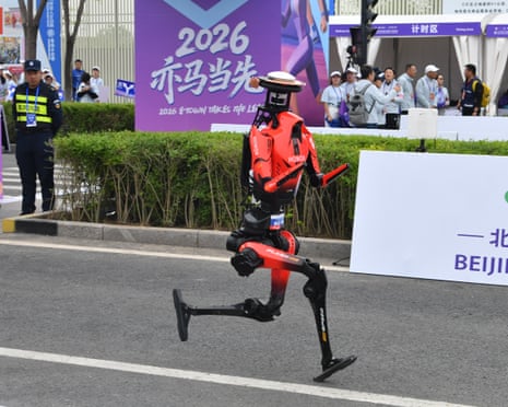 Robot hình người Lightning chạy tại giải bán marathon Bắc Kinh