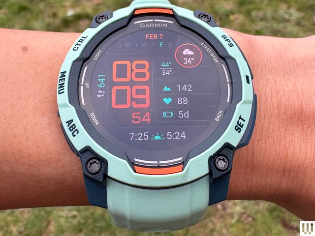 Garmin Instinct 3 với thiết kế bền bỉ và các tính năng phiêu lưu