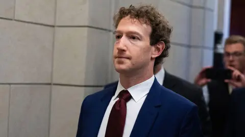 Hình minh họa phiên tòa và logo Meta