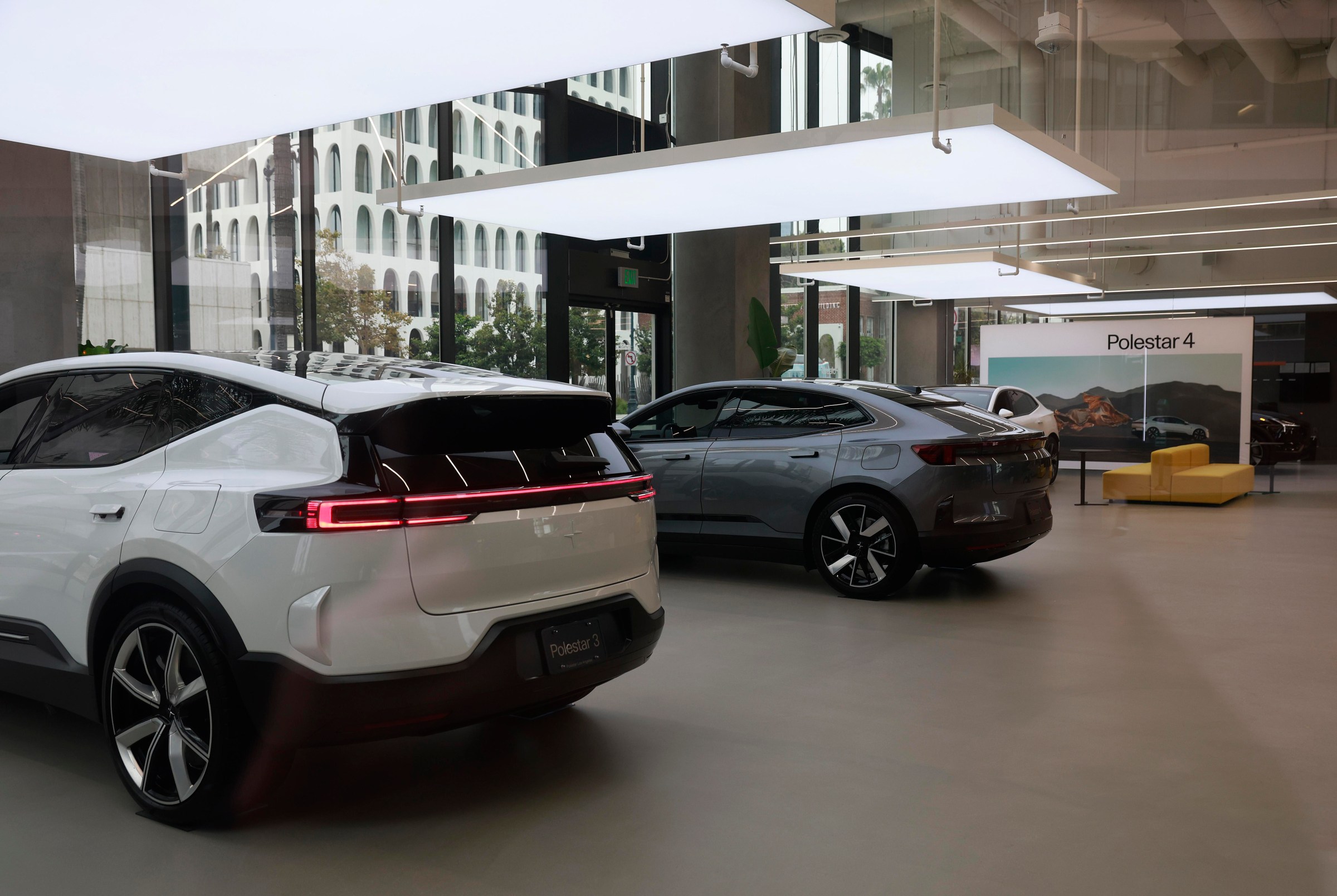 Polestar trưng bày xe tại đại lý ở Beverly Hills, California