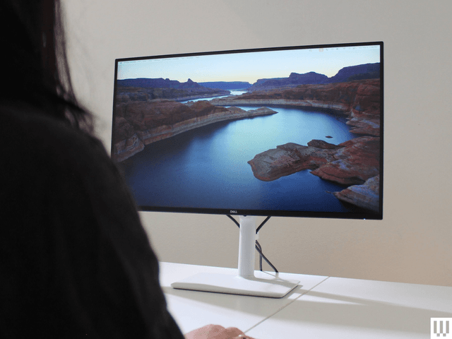 Màn hình Dell 27 Plus 4K trong một văn phòng làm việc hiện đại