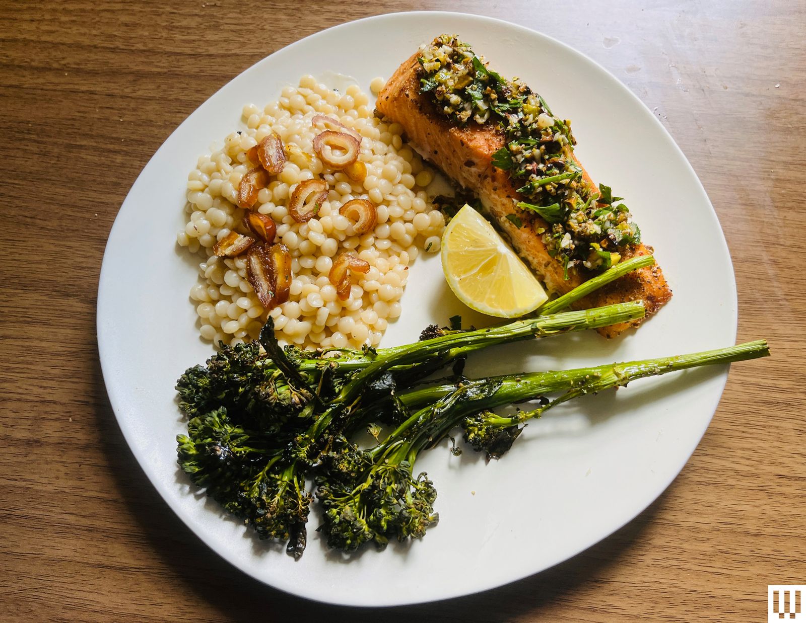 Món cá hồi vân ướp gia vị Thổ Nhĩ Kỳ với gremolata và couscous gừng