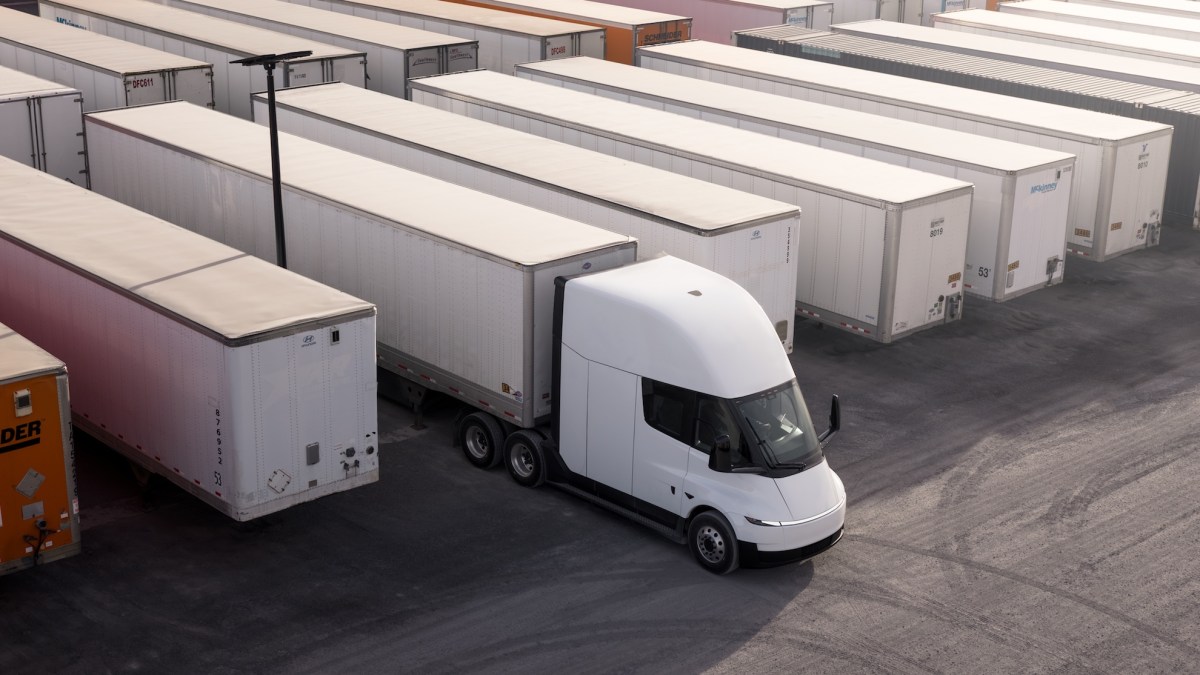 Einride đặt cược lớn vào Tesla Semi: Thương vụ 500 xe tải điện tham vọng nhất ngành vận tải