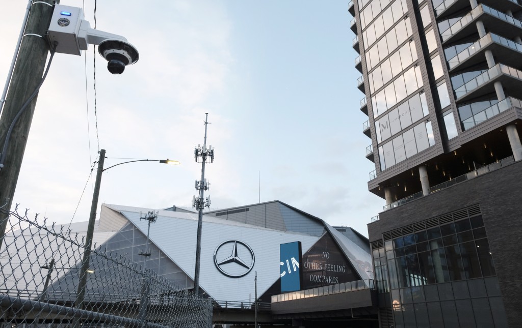 Camera giám sát được lắp đặt tại giao lộ Mitchell Street và Elliott Street ở trung tâm Atlanta, gần Sân vận động Mercedes-Benz