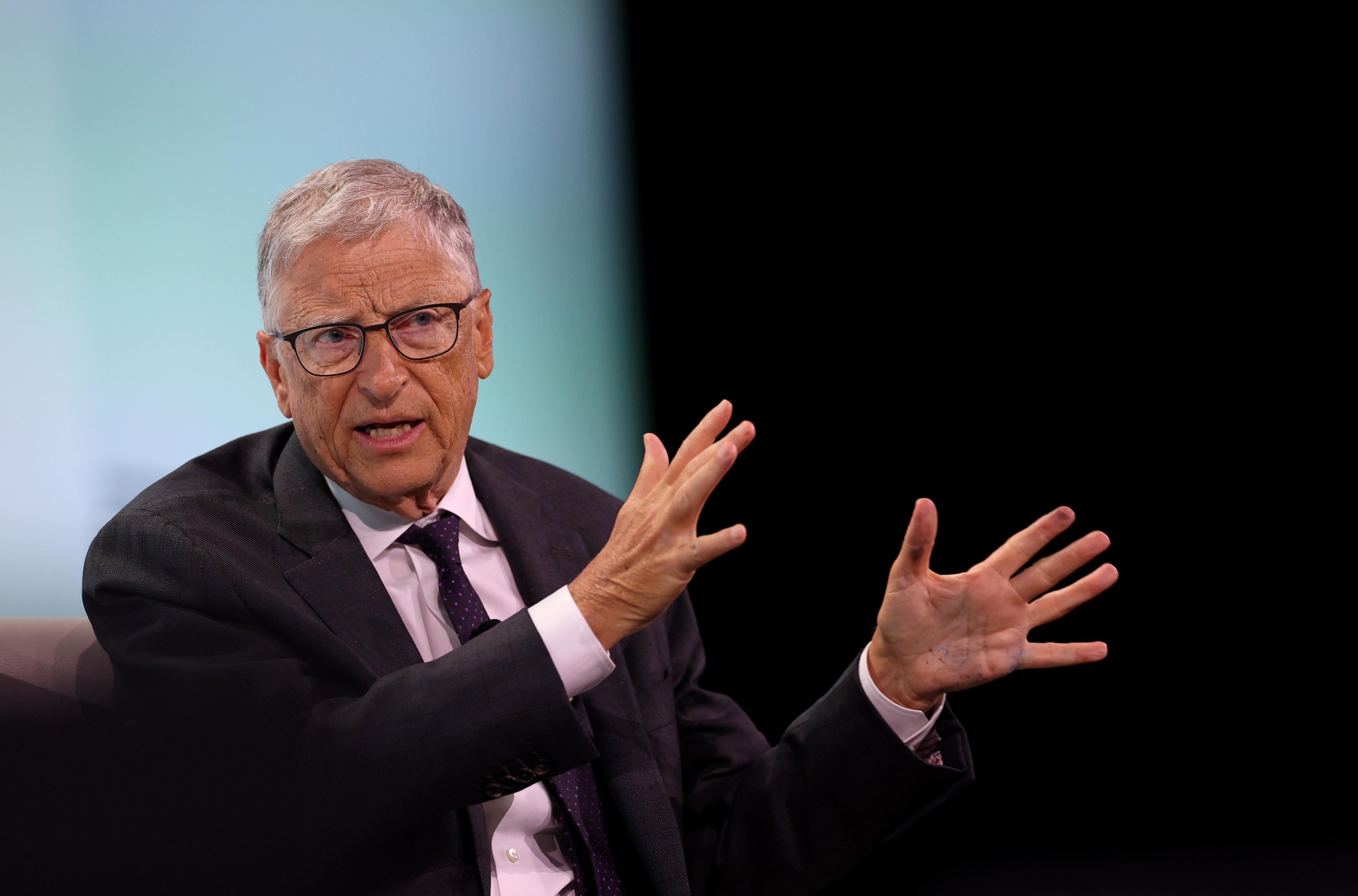 Bill Gates lo ngại về tương lai của AI