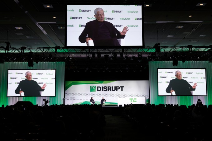 Khu vực triển lãm Expo Hall tại TechCrunch Disrupt