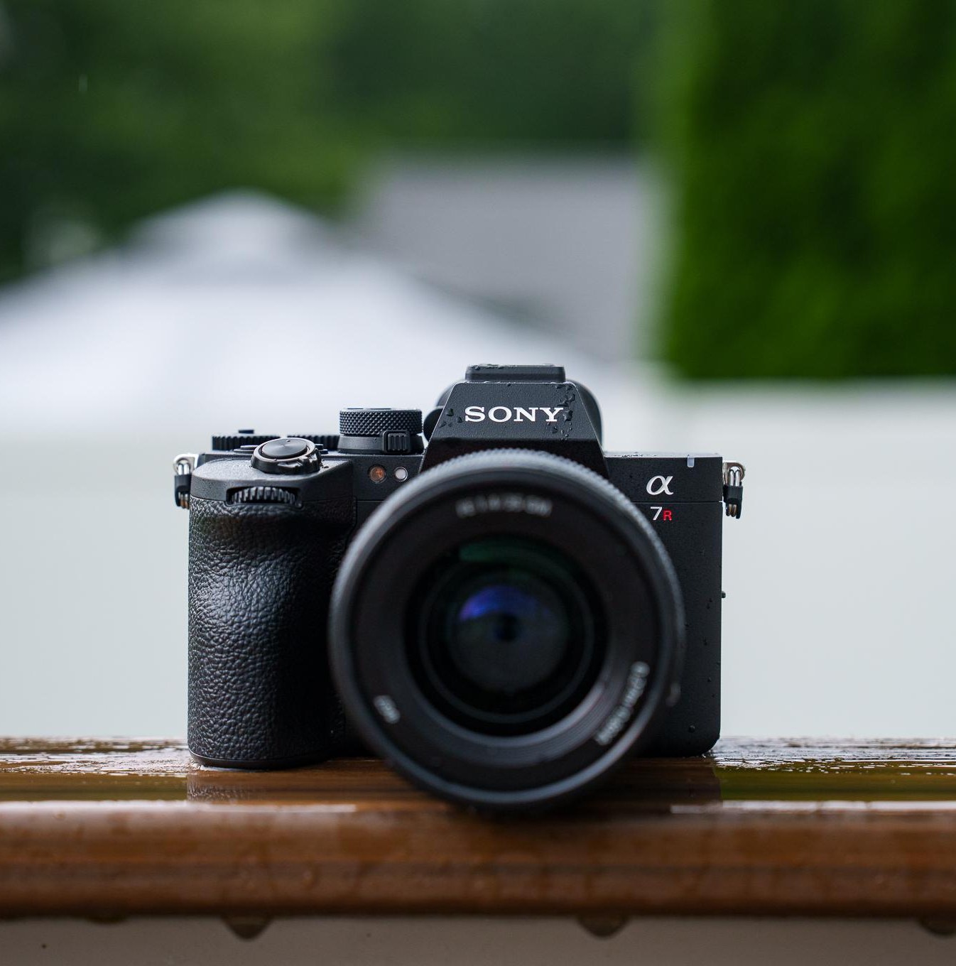 Cận cảnh thân máy Sony A7R VI với thiết kế chắc chắn