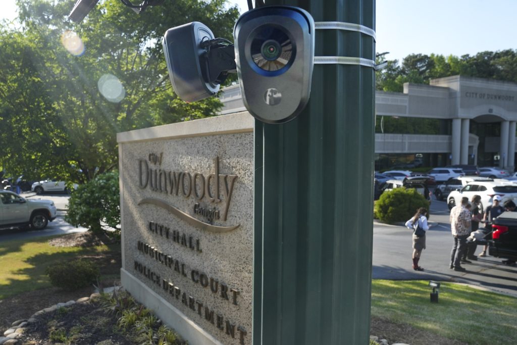 Camera Flock được nhìn thấy bên ngoài Tòa thị chính Dunwoody khi người dân tham dự cuộc họp hội đồng thành phố để thảo luận về Camera Flock tại Dunwoody, Georgia, Mỹ, ngày 14/4/2026