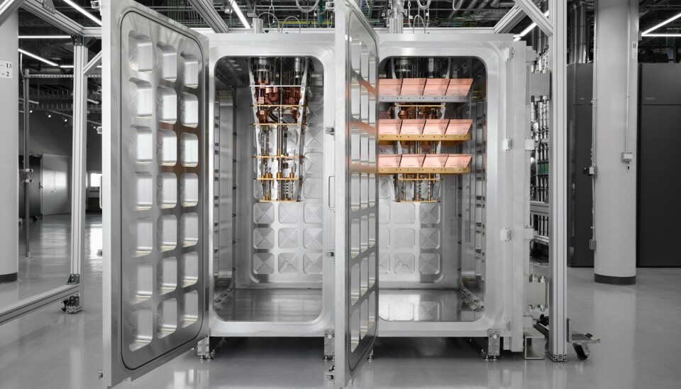 Hai tủ cryostat mô-đun của IBM chứa các hệ thống máy tính lượng tử