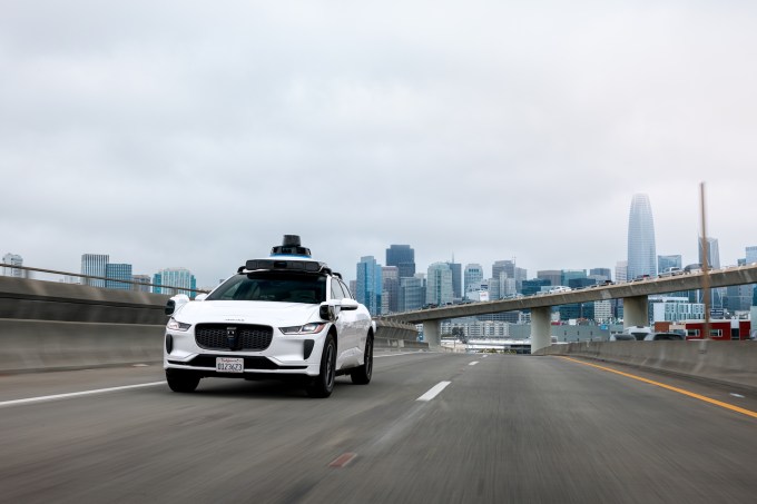 Xe tự lái Waymo chạy trên đường cao tốc