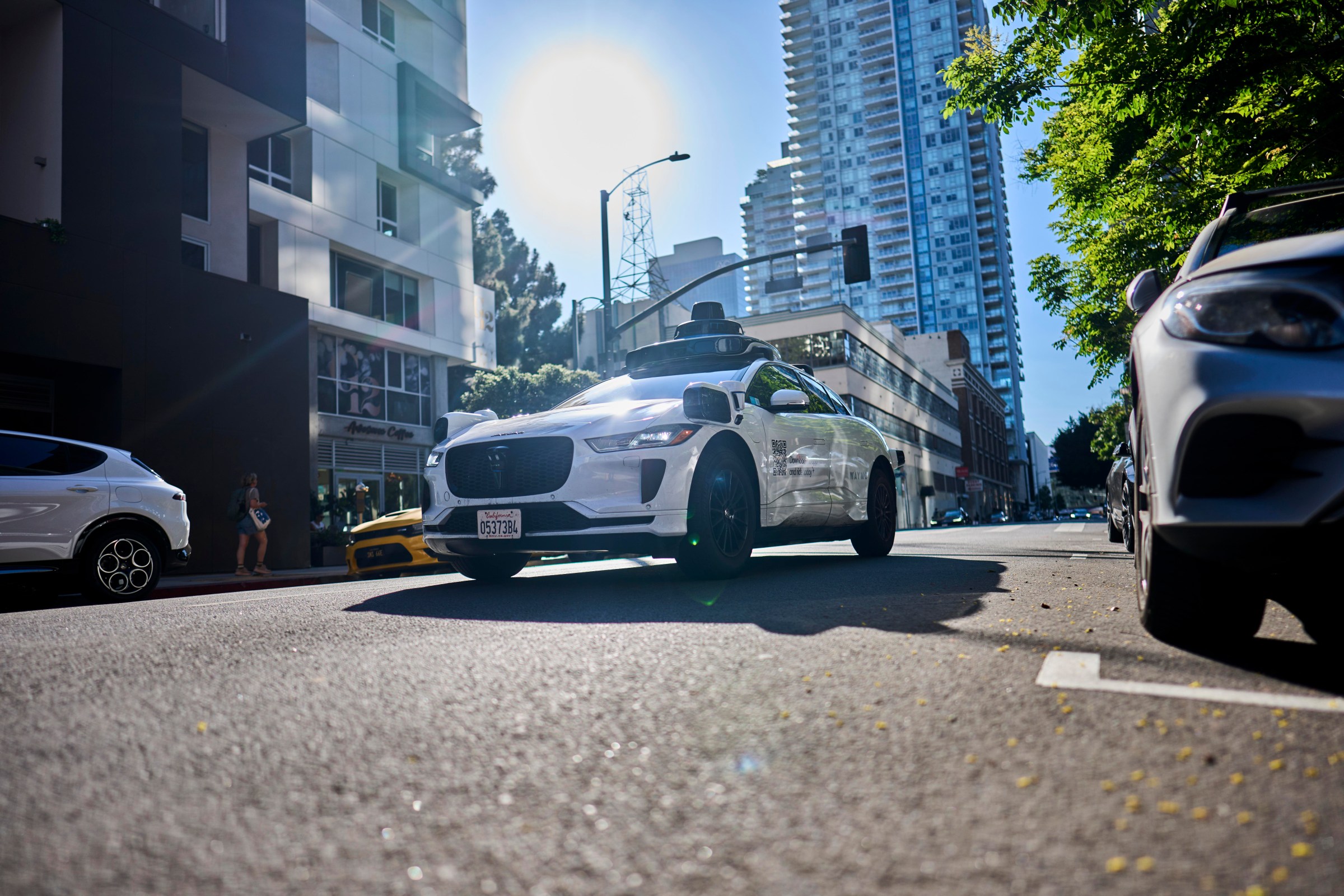 Xe robotaxi Zoox của Amazon chạy trên đường phố San Francisco