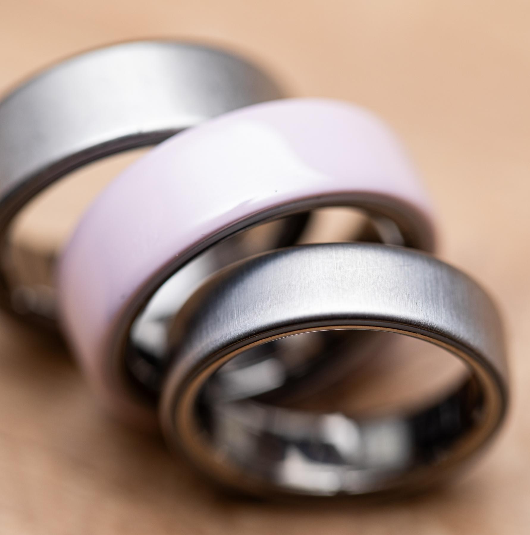 Vòng Oura Ring 5 được đặt trên bề mặt