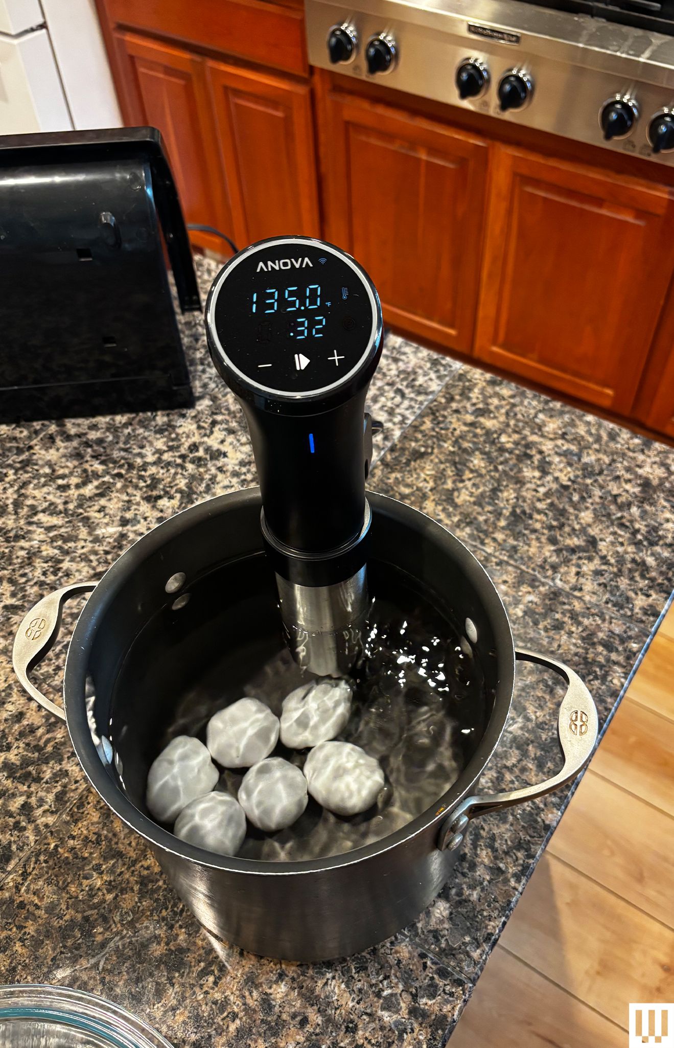 Trứng sau quá trình sous vide có màu hơi đục nhẹ
