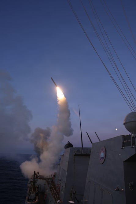 Tàu khu trục USS Thomas Hudner phóng tên lửa Tomahawk ở Biển Địa Trung Hải