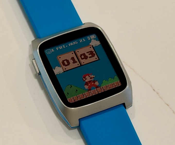 Cận cảnh các nút bấm vật lý của Pebble Time 2