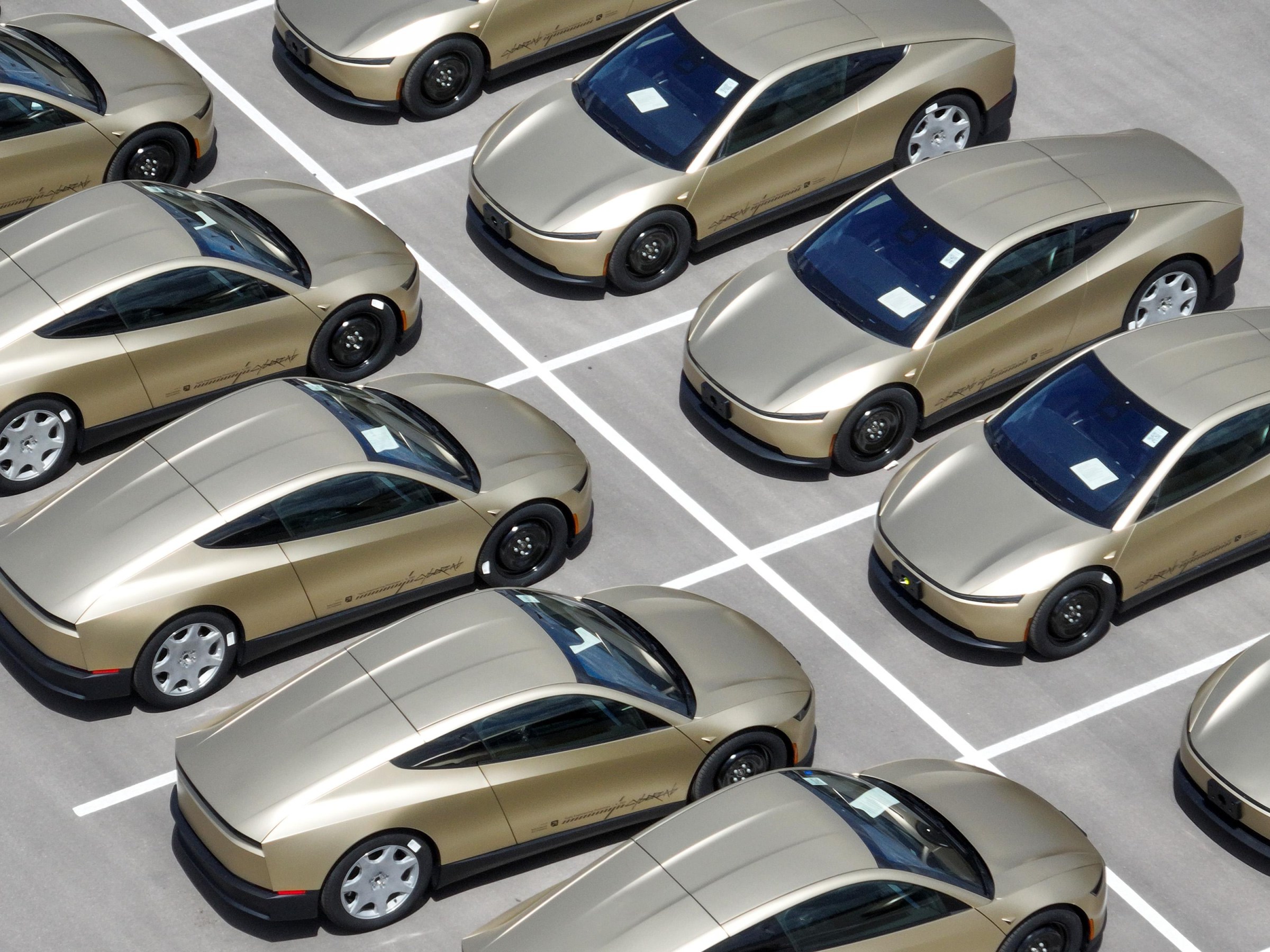 Tesla Cybercab được xếp hàng tại nhà máy Giga Texas