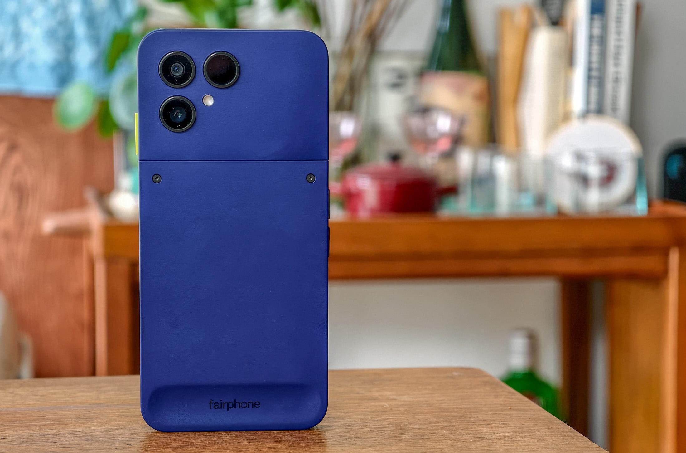 Fairphone 6 Plus sở hữu màu xanh Cobalt mới cùng thiết kế có thể tháo lắp hoàn toàn bằng một cây tua vít Torx T5