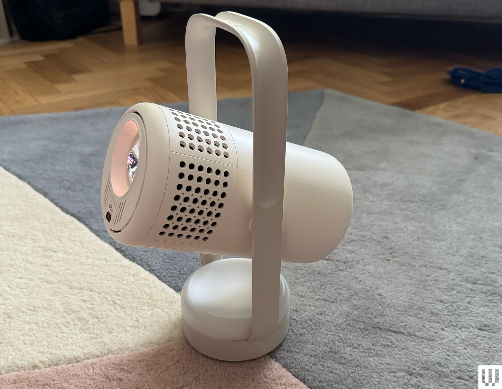XGIMI Vibe One với thiết kế nhỏ gọn và chân đế xoay linh hoạt
