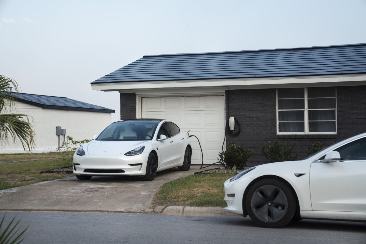 Mái ngói năng lượng mặt trời của Tesla chính thức 'khai tử' — bài học nào cho ngành năng lượng sạch?