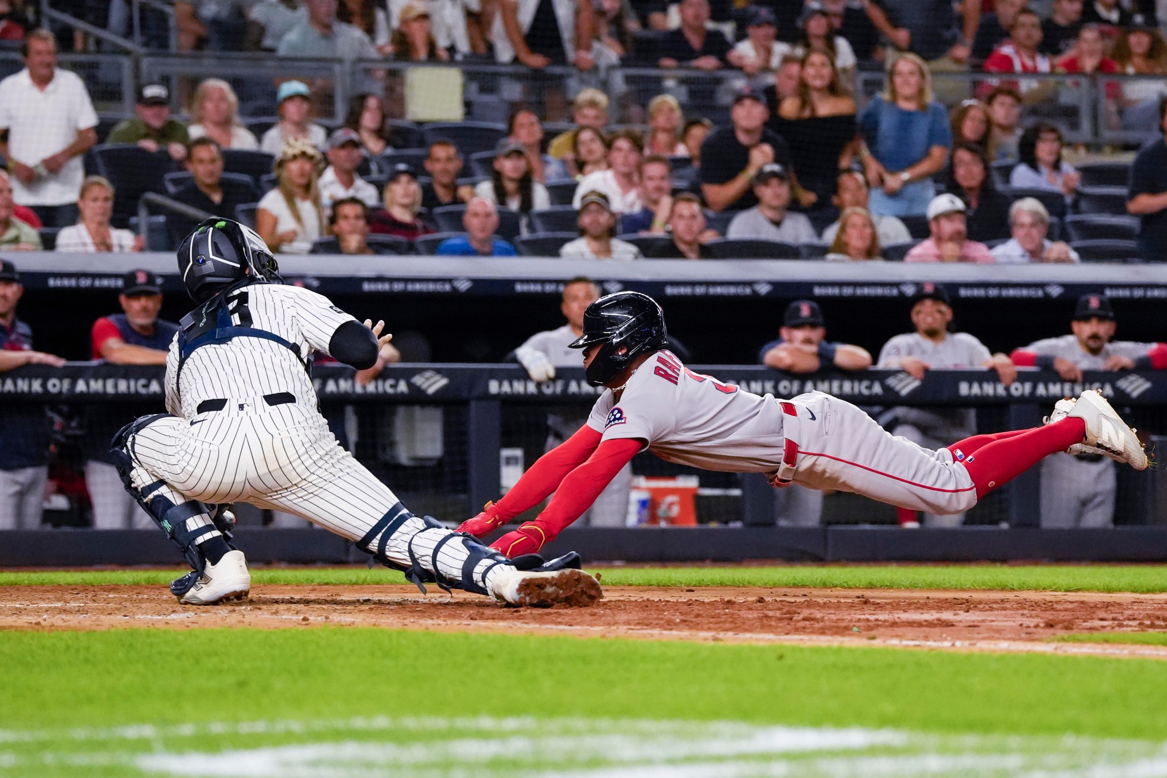 Người chơi bóng chày Ceddanne Rafaela bị loại ở vị trí home plate tại sân vận động Yankee vào ngày 28 tháng 8