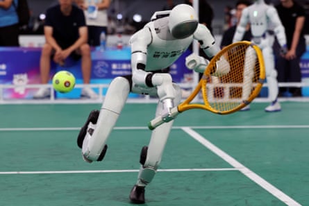 Một robot chơi tennis với người tại Bắc Kinh