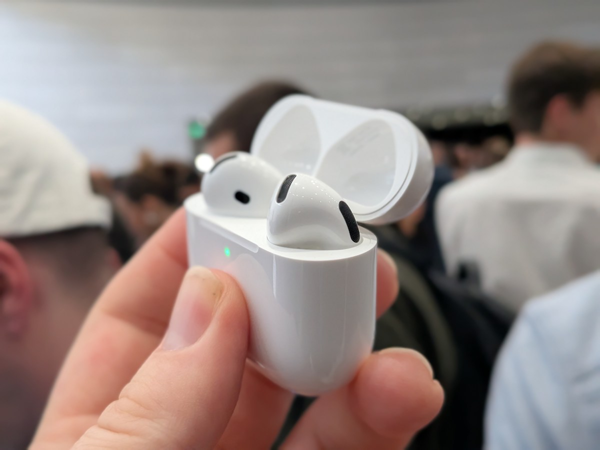 macOS 26.7 RC lộ video hé lộ AirPods tích hợp camera và Visual Intelligence