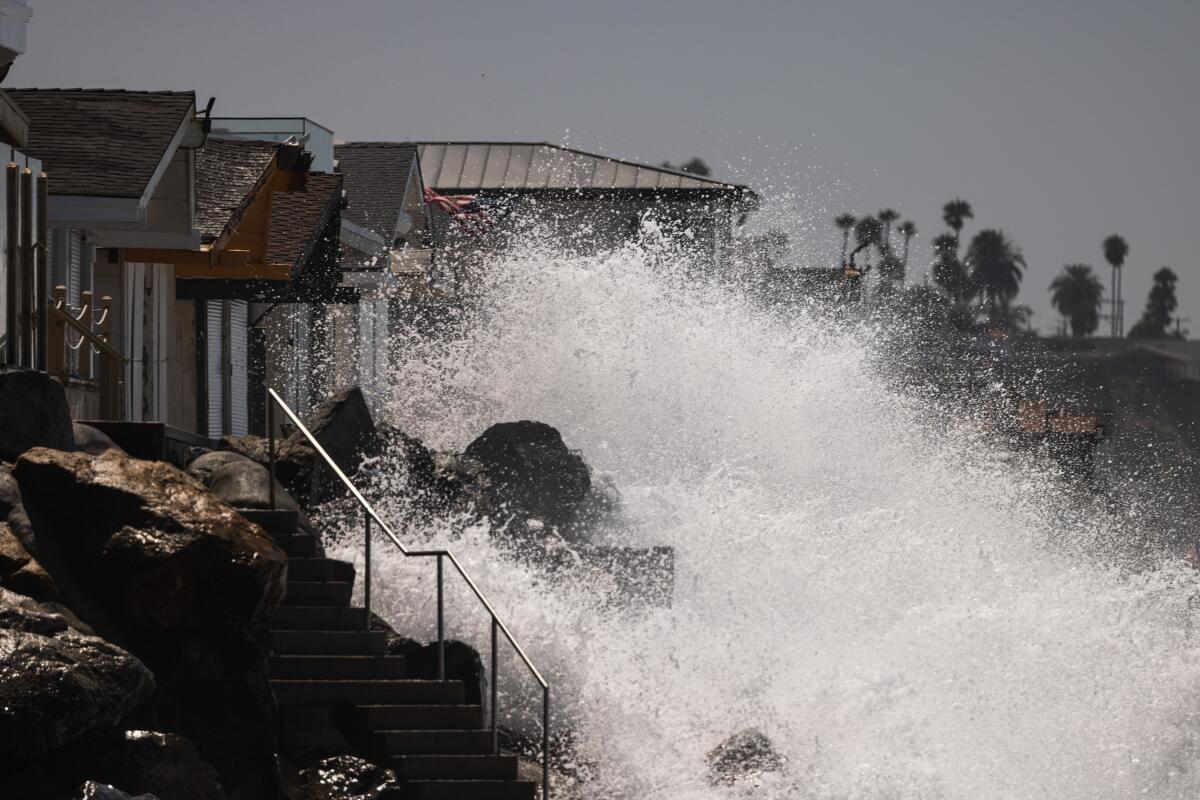 Sóng biển đánh mạnh vào các ngôi nhà tại Dana Point vào ngày 30/7/2026