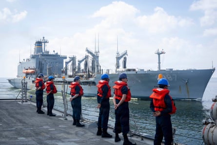 Tàu sân bay USS Abraham Lincoln di chuyển trên biển