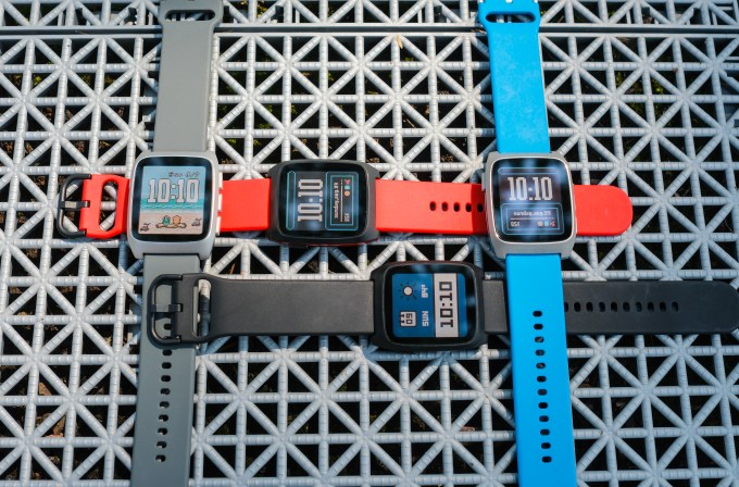 Một chiếc Pebble Time 2 với nhiều tùy chọn màu sắc