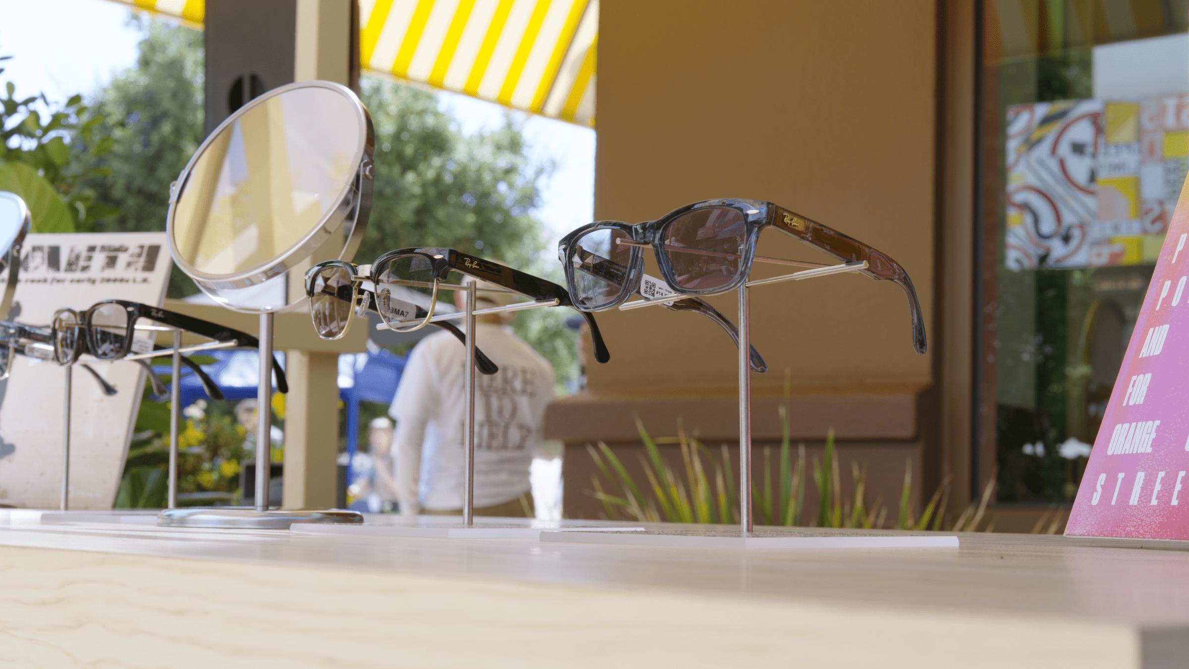 Người dùng đeo thử kính Ray-Ban Meta Audio